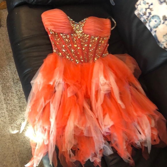 Formal dress - Picture 1 of 4